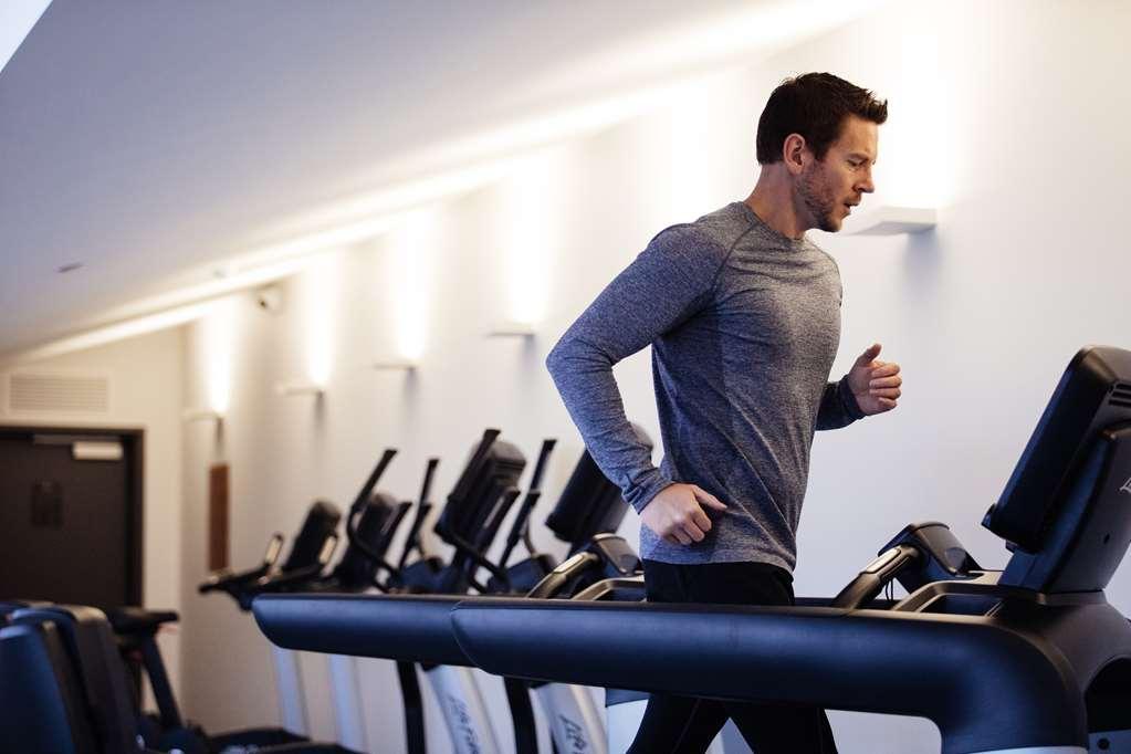 Macq 01 Hotel Hobart Facilities photo A man on a treadmill